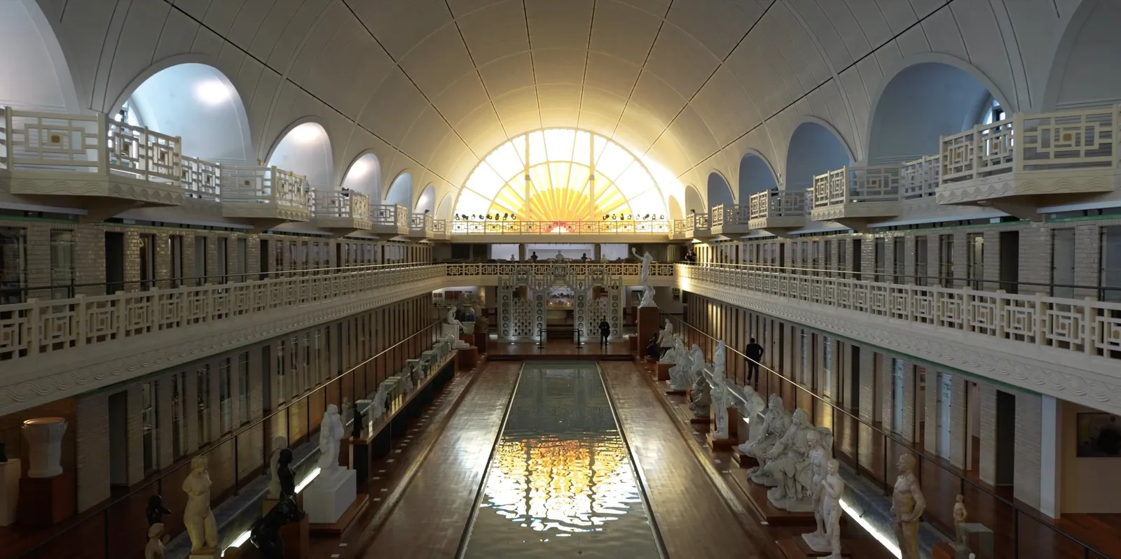 Bassin Art déco baigné de lumière, filmé à Roubaix pour le documentaire Héritage